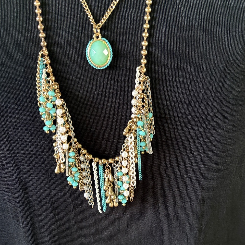 Elegant Gold tone and faux Turquoise Necklace